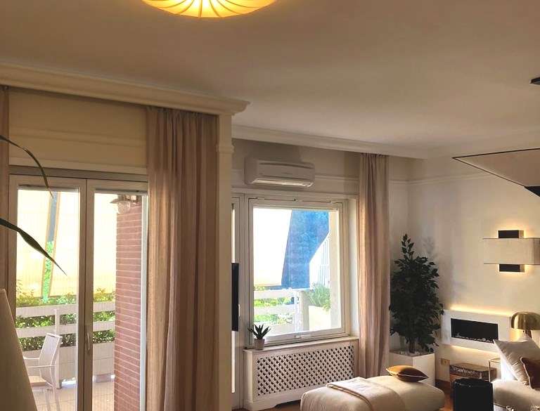 Plafoniera ø 70cm in tessuto con dettagli cromati e raggiera formata da sezioni paraboliche, rivestimento in tessuto cotonette.